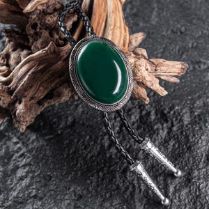 Wedding Bolo Tie, Vintage-Inspired Bolo Tie with Elegant Green Stone, Perfect for Wedding Gift, Green Stone Bolo Tie, Gift for Him