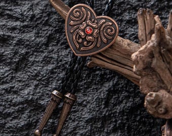 Corbata bolo de boda, corbata bolo hecha a mano con corazón de diamante rojo - Regalo romántico estilo western para él, regalos de San Valentín, accesorio de boda