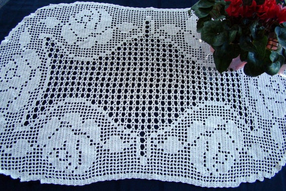 Roses in the Oval filet crocheted runner