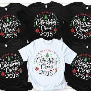 Puede incluir: Varias camisetas negras y blancas con un diseño navideño. Cada camiseta presenta el texto "Christmas Crew 2025" en un diseño circular con un árbol de Navidad, adornos y copos de nieve. La frase "Making Memories Together" rodea el diseño central.