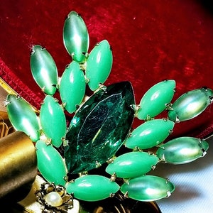 Brooch in Shades of Green Lg Emerald Center Focal Rhinestone Smaller Marquise on Sides All Set in Vintage Gold Tone Metal