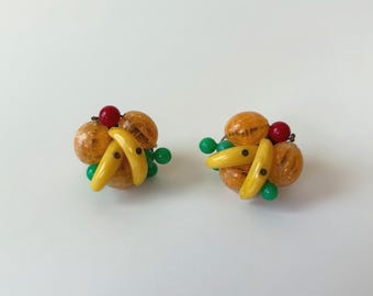Pendientes de clip con estampado de ensalada de frutas de los años 50