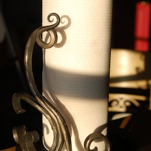 Ornate Paper Towel Holder Hand Forged by a Blacksmith Freestanding, Countertop afbeelding 4
