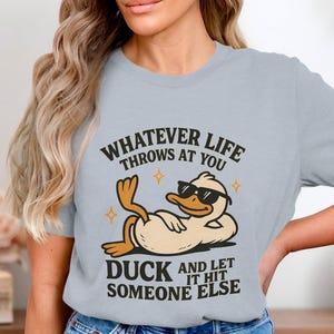 Grappige eend png – wat het leven ook voor je in petto heeft Eendsublimatieontwerp, sarcastisch citaat retro cartoon voor T-shirts en mokken