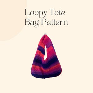 Puede incluir: Un patrón de bolso tote con bucles hecho a mano en tonos de rosa, morado y naranja. El bolso está tejido a ganchillo con rayas horizontales y cuelga de un gancho blanco. El texto "Loopy Tote Bag Pattern" está encima del bolso.