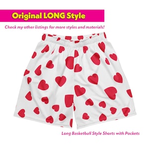 Könnte beinhalten: Weiße Basketball-Shorts mit einem durchgehenden Aufdruck aus roten Herzen. Die Shorts haben einen elastischen Bund und eine lockere Passform. Der Text "Original LONG Style" und "Long Basketball Style Shorts with Pockets" ist im Bild zu sehen.