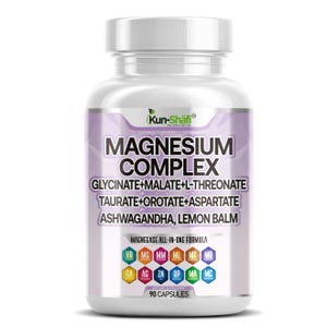 Puede incluir: Una botella de plástico blanco de cápsulas de Magnesium Complex. La etiqueta incluye la marca "Kun-Shäfi", el nombre del producto y una lista de ingredientes. La botella contiene 90 cápsulas.