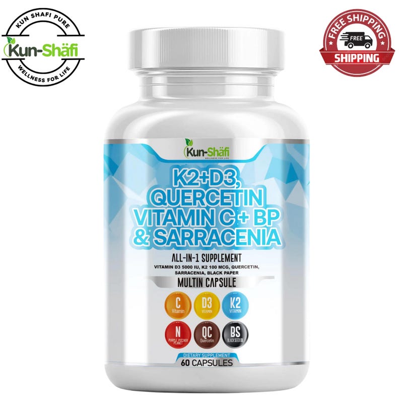 K&ouml;nnte beinhalten: Eine wei&szlig;e Erg&auml;nzungsflasche mit wei&szlig;em Deckel, mit blauen und wei&szlig;en geometrischen Designs. Das Etikett zeigt den Text "K2+D3, Quercetin, Vitamin C+ BP & Sarracenia" und "All-in-1 Supplement". Die Flasche hat auch das "Kun-Shafi"-Logo und ein "Kostenloser Versand"-Siegel.
