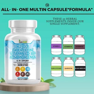 K&ouml;nnte beinhalten: Eine wei&szlig;e Erg&auml;nzungsflasche mit blau-wei&szlig;em Etikett, mit den Inhaltsstoffen K2+D3, Quercetin, Vitamin C + BP & Sarracenia. Das Bild zeigt auch sechs kleinere Erg&auml;nzungsflaschen mit den Aufschriften Vitamin C, D3, K2, Purple Pitcher, Quercetin und Black Seed Oil.