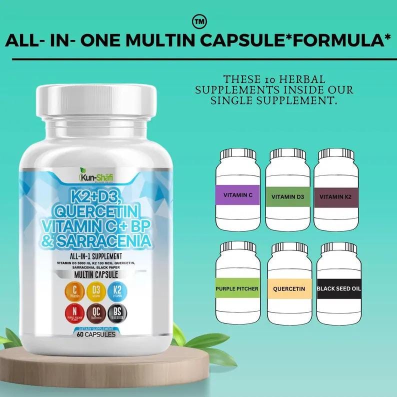 K&ouml;nnte beinhalten: Eine wei&szlig;e Erg&auml;nzungsflasche mit blau-wei&szlig;em Etikett, mit den Inhaltsstoffen K2+D3, Quercetin, Vitamin C + BP & Sarracenia. Das Bild zeigt auch sechs kleinere Erg&auml;nzungsflaschen mit den Aufschriften Vitamin C, D3, K2, Purple Pitcher, Quercetin und Black Seed Oil.