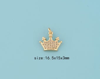 Op de afbeelding: Goudkleurige kroonhanger met heldere edelstenen. De kroon heeft een lus om op te hangen en staat tegen een lichtblauwe achtergrond. De tekst "size: 16.5x15x3mm" staat eronder. (ongeveer 1.65x1.5x0.3cm)