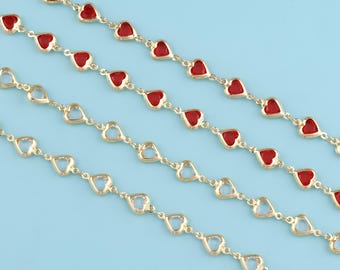 Könnte beinhalten: Goldfarbene Schmuckketten mit abwechselnd herzförmigen roten Emaille- und offenen Herzdesigns. Die Ketten sind diagonal vor einem hellblauen Hintergrund angeordnet und bilden ein Muster aus sich wiederholenden Herzen.