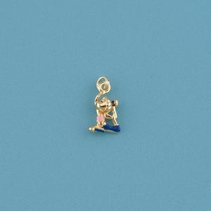 Colgante de yoga chapado en oro de 18 quilates, colgante de chica de yoga, amuleto para amantes del yoga, regalos para amantes del yoga, regalos de joyería de yoga, regalos para la mejor amiga