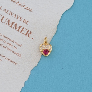 Colgante de corazón de oro de 18 quilates con circonitas rojas, dije de corazón de cristal rubí, pequeño colgante de amor con circonitas pavé para la creación de collares y pulseras de joyería DIY.