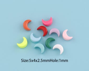 Puede incluir: Un conjunto de cuentas en forma de media luna de colores variados: naranja, rosa, rojo, morado, amarillo, azul, verde y blanco. Las cuentas miden aproximadamente 5 mm de largo, 4 mm de ancho y 2,5 mm de grosor, con un agujero de 1 mm. El texto "Size: 5x4x2.5mm Hole: 1mm" es visible.