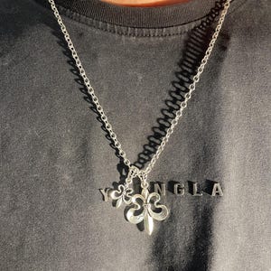 Fleur-de-Lis Necklace for Men & Women – Silver Stainless Steel Chain – Gothic Medieval Punk Jewelry – Unisex Symbolic Gift