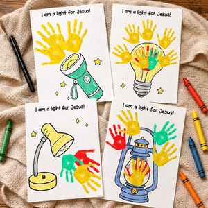 Puede incluir: Cuatro tarjetas blancas con el texto "¡Soy una luz para Jesús!" presentan arte de huellas de manos y dibujos de una linterna, una bombilla, una lámpara de escritorio y una linterna. Los crayones y un bolígrafo están esparcidos alrededor de las tarjetas.