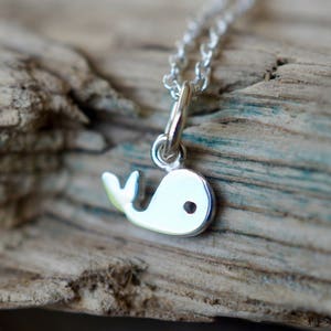 Wal Halskette aus Sterling Silber – kleiner Meerestier Anhänger – Handgemachter Kinder Schmuck – Minimalistischer maritimer Anhänger – Ozean Geschenk für Kinder