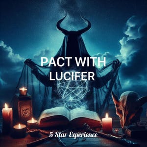 Könnte beinhalten: Digitales Kunstbild mit einem dunklen, mystischen Thema. Der Text "PACT WITH LUCIFER" wird über einem offenen Buch, Kerzen und einem Pentagramm angezeigt. Eine vermummte Figur mit Hörnern befindet sich im Hintergrund, mit dem Text "5 Star Experience" unten.