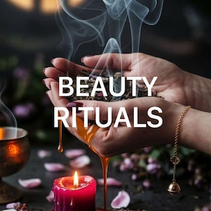 Könnte beinhalten: Bild mit dem Text "BEAUTY RITUALS". Eine brennende rote Kerze mit tropfendem Wachs, Hände, die Kräuter halten, und Rauchschwaden. Ein goldenes Armband mit einem Anhänger hängt herunter. Die Worte "5 Star Experience" stehen unten.