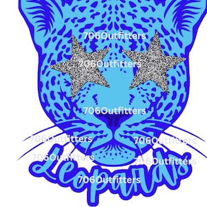 Puede incluir: Un diseño de cara de leopardo azul con ojos en forma de estrella. La palabra "Leopards" está escrita en una fuente estilizada debajo de la cara. El texto "706Outfitters" se repite alrededor del diseño.