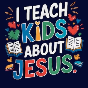 Peut inclure: Conception graphique bleu marine avec le texte "I TEACH KIDS ABOUT JESUS." Le texte est en blanc, bleu, vert, orange et rouge. La conception comprend des cœurs et des livres ouverts.