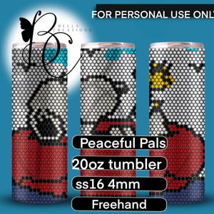 Pode incluir: Três canecas de 590 ml com um design geométrico em vermelho, branco e azul. As canecas têm um padrão pontilhado e o texto "Peaceful Pals". As canecas são decoradas com um logotipo de borboleta e o texto "FOR PERSONAL USE ONLY".