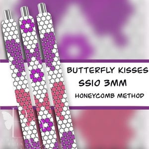 Puede incluir: Tres bolígrafos con diseños de cuentas blancas, rosas y moradas. Los bolígrafos tienen un patrón de mariposa y el texto "BUTTERFLY KISSES SSIO 3MM HONEYCOMB METHOD". El fondo es un degradado de morado y rosa.