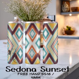 Puede incluir: Tres vasos cilíndricos con un patrón geométrico repetitivo de diamantes y chevrones en tonos azul verdoso, naranja, amarillo y morado oscuro. Un logotipo de mariposa negra con las letras BC es visible en el vaso de la izquierda.