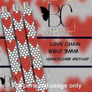Puede incluir: Tres cadenas de cuentas con un patrón de corazón rojo y blanco. Las cadenas se muestran sobre un fondo degradado rojo y blanco. El texto de la imagen dice "Love Chain", "SSIO 3MM" y "Honeycomb Method".