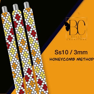 Puede incluir: Tres bolígrafos con cuentas con un patrón de panal en rojo, amarillo y blanco. Los bolígrafos tienen puntas plateadas y se muestran sobre un fondo negro y naranja. El texto en la imagen dice "Ss10 / 3mm HONEYCOMB METHOD".