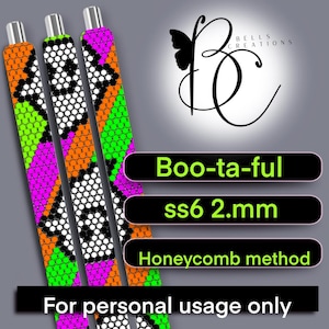 Puede incluir: Tres bolígrafos con cuentas con un patrón colorido en naranja, verde, rosa y blanco. Los bolígrafos tienen puntas plateadas y están decorados con un diseño de panal. La imagen también incluye el texto "Boo-ta-ful", "ss6 2.mm" y "Honeycomb method".