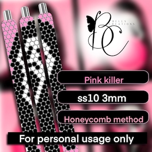 Può includere: Tre penne con disegni rosa e neri. Le penne hanno la punta argentata e la parte superiore rosa. Il testo sull'immagine dice "Pink killer", "ss10 3mm", "Honeycomb method" e "For personal usage only".