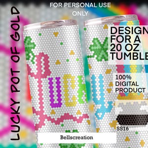 Könnte beinhalten: Zwei 20-Unzen-Becher mit einem weißen Wabenmuster und den Worten "Lucky Pot of Gold" in farbenfrohem, pixeligem Text. Das Design enthält Kleeblätter und den Text "Design for a 20 oz Tumbler". Die Becher sind mit "100% Digital Product" und "SS16" gekennzeichnet.