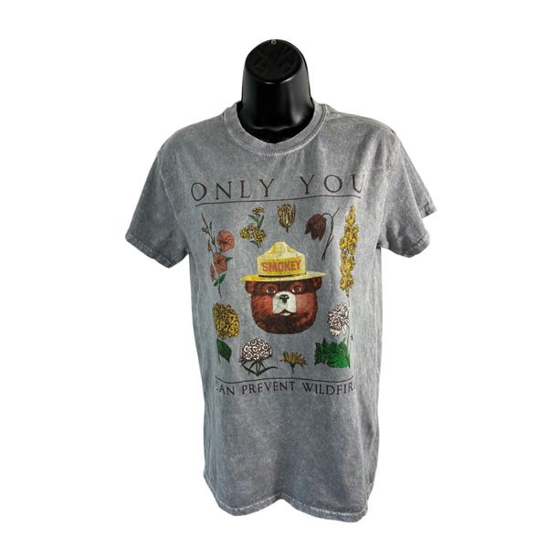 Camiseta Smokey Bear Only You Can Prevent Wildfires, talla pequeña, gris, con estampado floral.