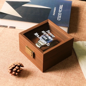 Caja de reloj con tapa de cristal y almohada - Caja de madera personalizada, regalo para el día de la boda para el padre de la novia, el novio y el esposo de la novia, regalos para los padrinos de boda