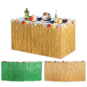 Puede incluir: Una falda de mesa de color dorado con una textura similar a la hierba, decorada con guirnaldas de flores de colores. La mesa está puesta con comida y bebida en miniatura, incluyendo un pastel y cupcakes. Se muestran dos faldas adicionales en verde y dorado debajo.
