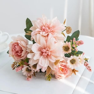 Dalia di seta, rosa e margherita, 1 pezzo di fiore artificiale per matrimoni e decorazioni per la casa, dalia finta rosa polvere e avorio, fiori di dalia bianca, dalia sfumata