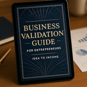 Könnte beinhalten: Ein Tablet zeigt den Titel "BUSINESS VALIDATION GUIDE" in goldener Schrift auf dunkelblauem Hintergrund. Der Text "FOR ENTREPRENEURS" und "IDEA TO INCOME" ist ebenfalls sichtbar. Das Tablet liegt auf einer Holzoberfläche.