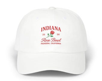 Puede incluir: Gorra de béisbol blanca con el texto "INDIANA Rose Bowl PASADENA, CALIFORNIA" en rojo. El diseño incluye una rosa roja y los números "25" y "26".