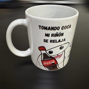 Taza meme Flork – Tomando coca es lo que más quiero – Meme cup – Funny Flork Mug – Taza divertida personalizada