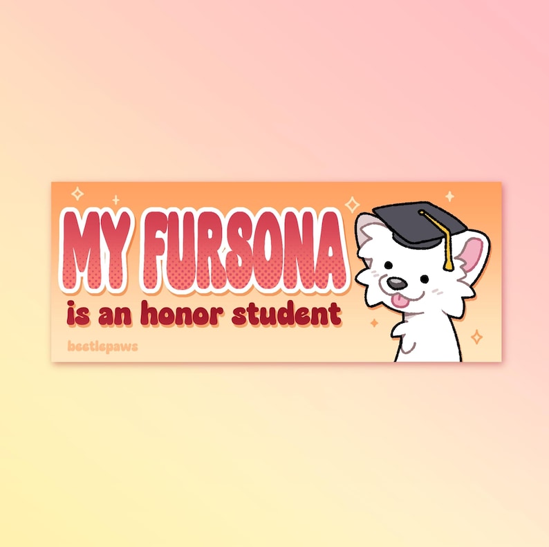 Puede incluir: Una pegatina rectangular con el texto "MY FURSONA is an honor student" en letras rojas con burbujas. A la derecha hay un perro de dibujos animados blanco con un birrete. El fondo es naranja y amarillo.