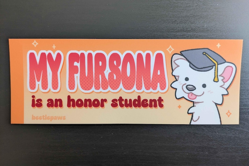 Puede incluir: Una pegatina rectangular con fondo naranja y el texto "MY FURSONA is an honor student" en letras rojas y blancas. Un perro de dibujos animados con birrete est&aacute; en el lado derecho. La pegatina tiene un dise&ntilde;o lindo y juguet&oacute;n.