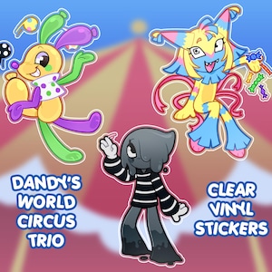 Puede incluir: Tres pegatinas de personajes de dibujos animados etiquetadas como Dandy's World Circus Trio Clear Vinyl Stickers. Una es una criatura amarilla tipo globo, otra es una figura azul y amarilla con forma de estrella con dulces y una es gris.