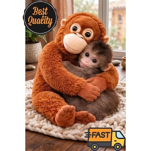 Puede incluir: Un gran orangután de peluche marrón abrazando a un mono gris más pequeño. El orangután tiene una cara color crema y ojos grandes y redondos. El mono más pequeño tiene una expresión dulce. Incluye el texto "Best Quality".