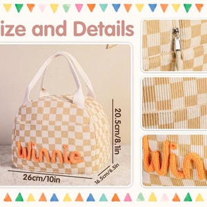 Pu&ograve; includere: Borsa per il pranzo a scacchi beige e bianca con il nome "Winnie" in lettere arancioni. La borsa ha manici bianchi e chiusura con cerniera. Dimensioni: 26 cm di larghezza, 20,5 cm di altezza e 16,5 cm di profondit&agrave;.