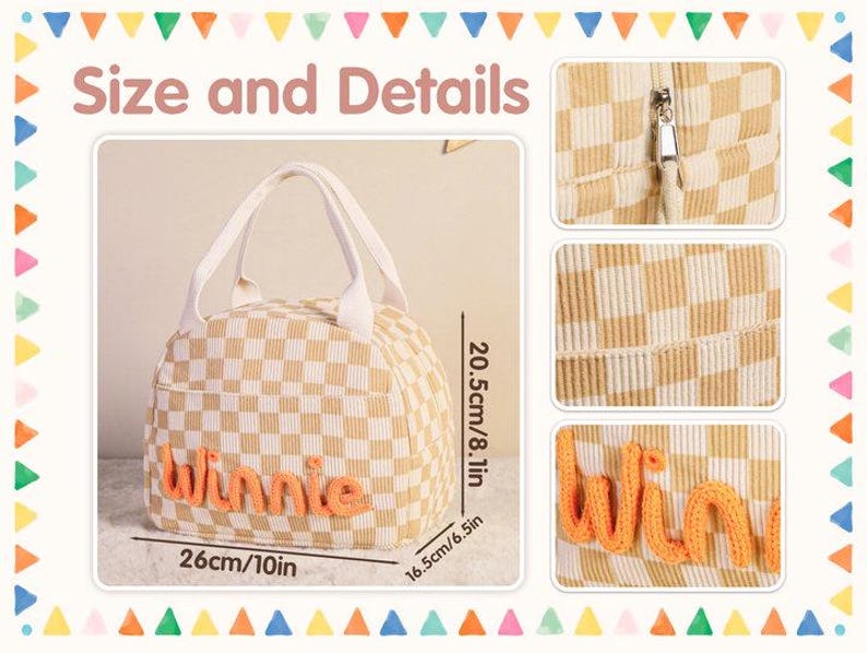 Pu&ograve; includere: Borsa per il pranzo a scacchi beige e bianca con il nome "Winnie" in lettere arancioni. La borsa ha manici bianchi e chiusura con cerniera. Dimensioni: 26 cm di larghezza, 20,5 cm di altezza e 16,5 cm di profondit&agrave;.