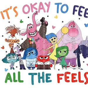 Puede incluir: Gráfico colorido con personajes de la película animada Del revés. El texto "IT'S OKAY TO FEEL ALL THE FEELS" se muestra arriba y abajo de los personajes. Los personajes están en varios colores y poses.