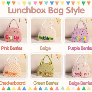 Pu&ograve; includere: Una collezione di borse per il pranzo in vari stili e colori. Le borse sono mostrate in rosa, beige e viola, con motivi a bacca. Altre borse presentano un motivo a scacchiera e colori verde e beige. Ogni borsa ha un nome ricamato.