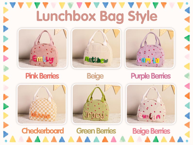 Pu&ograve; includere: Una collezione di borse per il pranzo in vari stili e colori. Le borse sono mostrate in rosa, beige e viola, con motivi a bacca. Altre borse presentano un motivo a scacchiera e colori verde e beige. Ogni borsa ha un nome ricamato.
